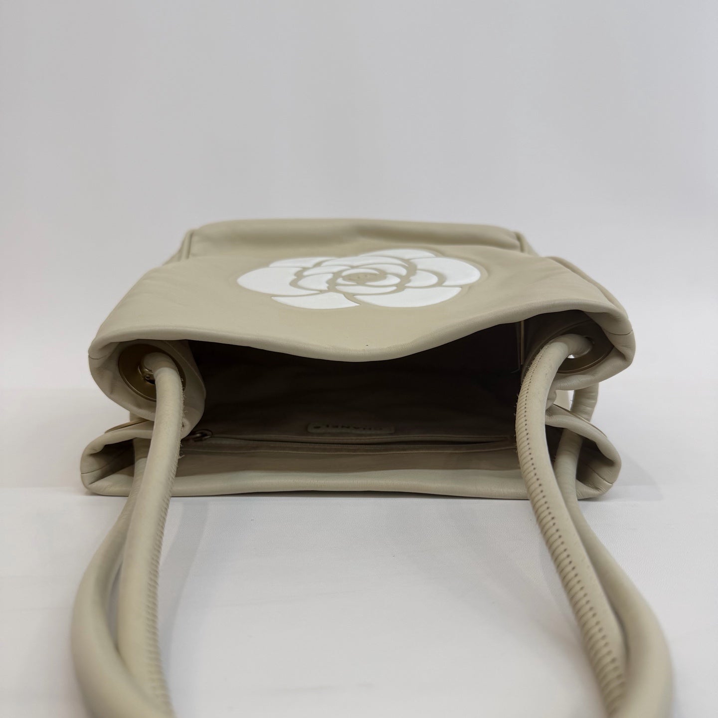 Chanel - Camellia Tote Bag - Lambskin leather - Beige with White accents