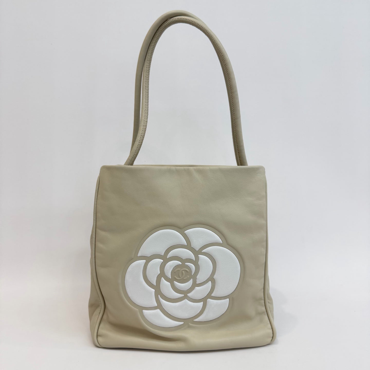 Chanel - Camellia Tote Bag - Lambskin leather - Beige with White accents