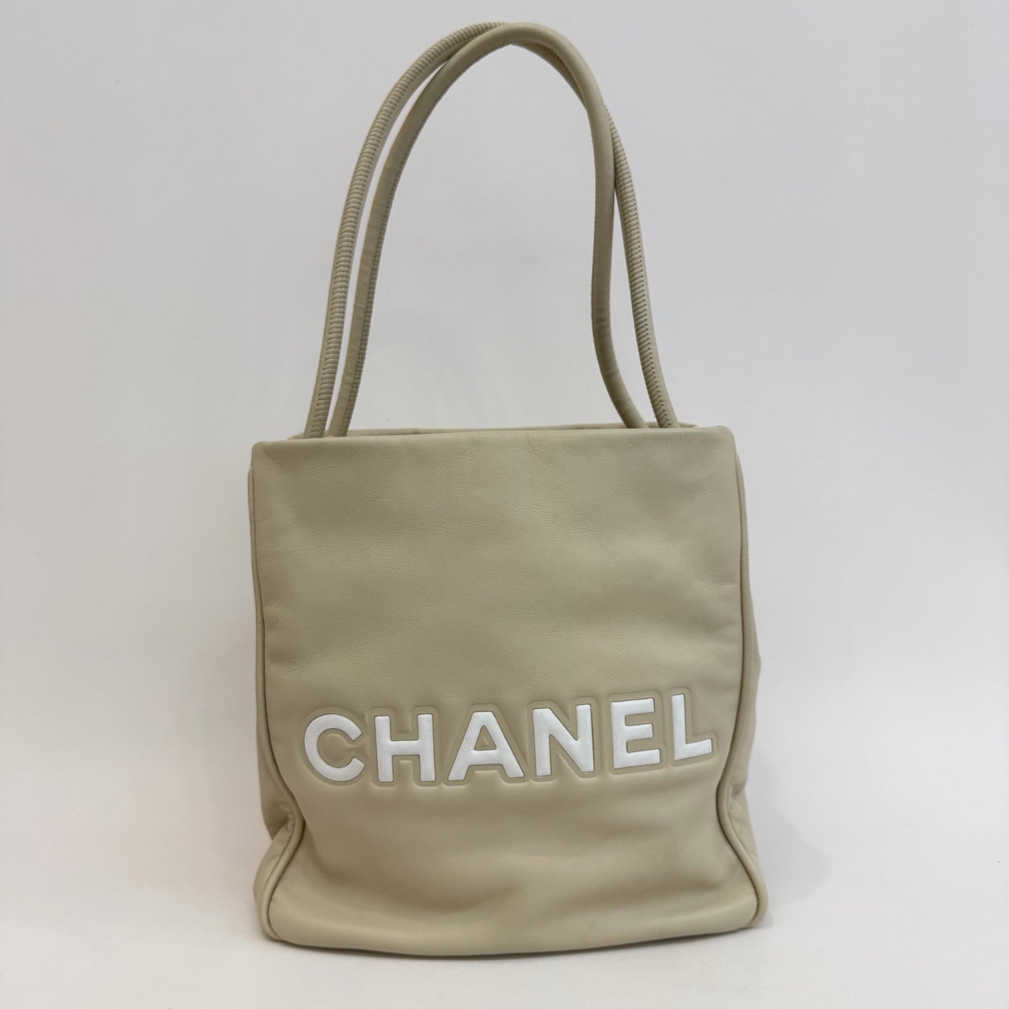 Chanel - Camellia Tote Bag - Lambskin leather - Beige with White accents