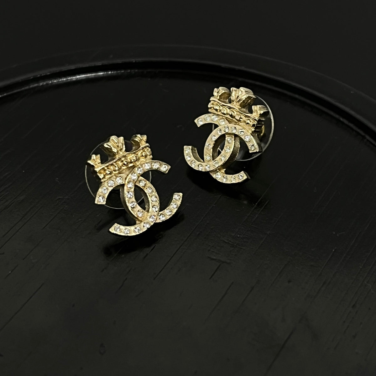 Chanel - Castle 22V - Gold-tone metal with crystal embellishments. - Gold