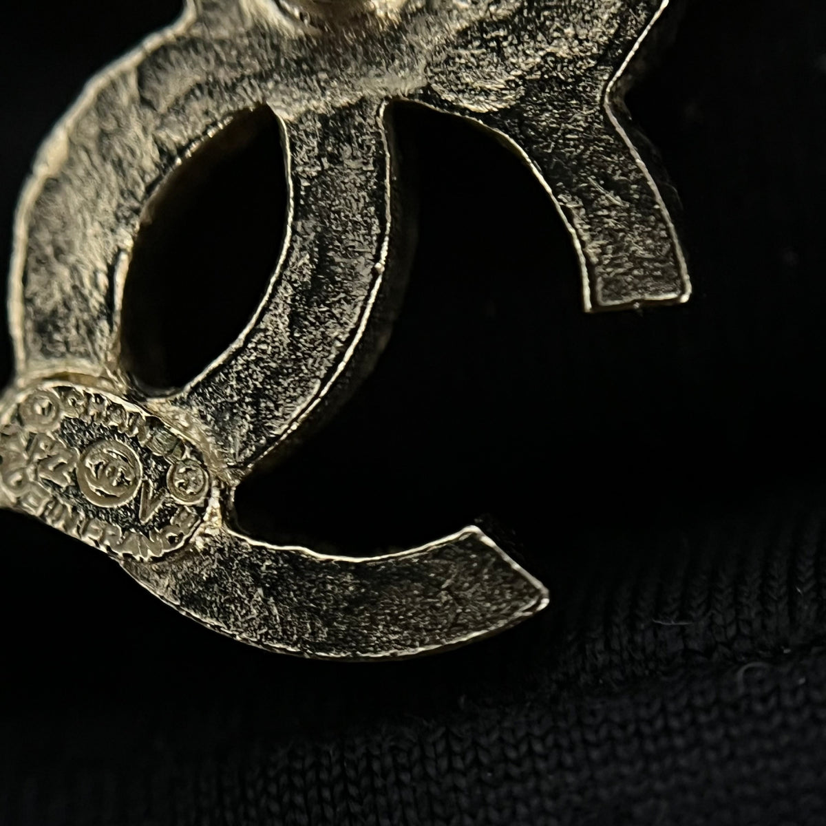 Chanel - Castle 22V - Gold-tone metal with crystal embellishments. - Gold