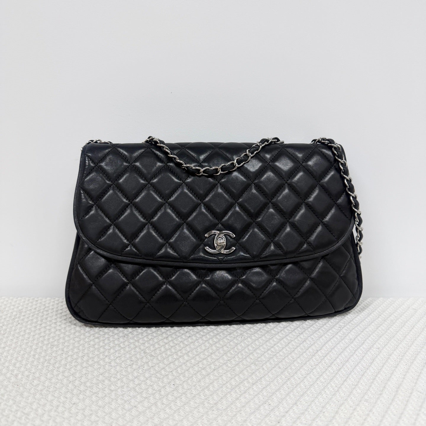 Chanel - CC Pumpkin Flap Bag - Leather - Black - (large)