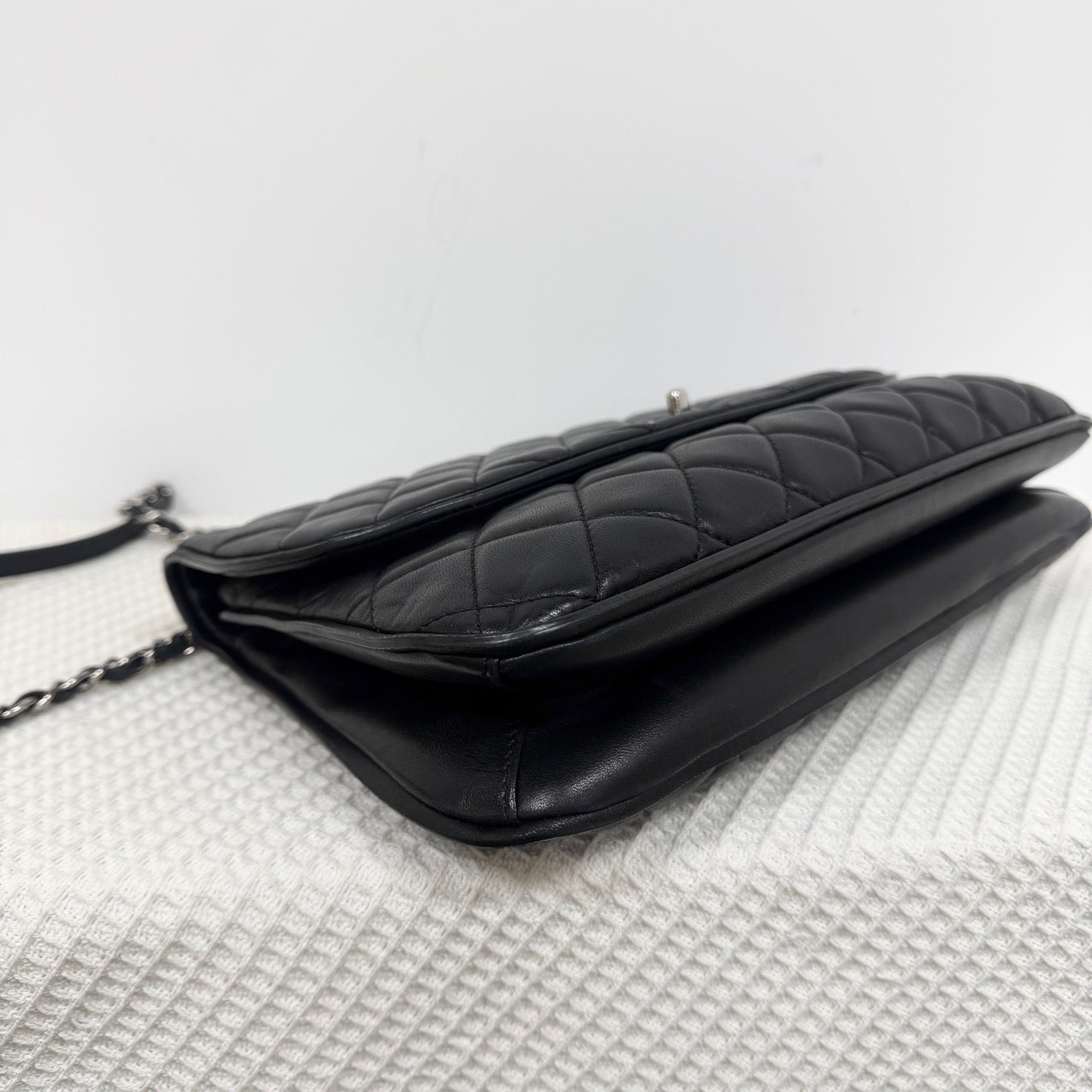 Chanel - CC Pumpkin Flap Bag - Leather - Black - (large)