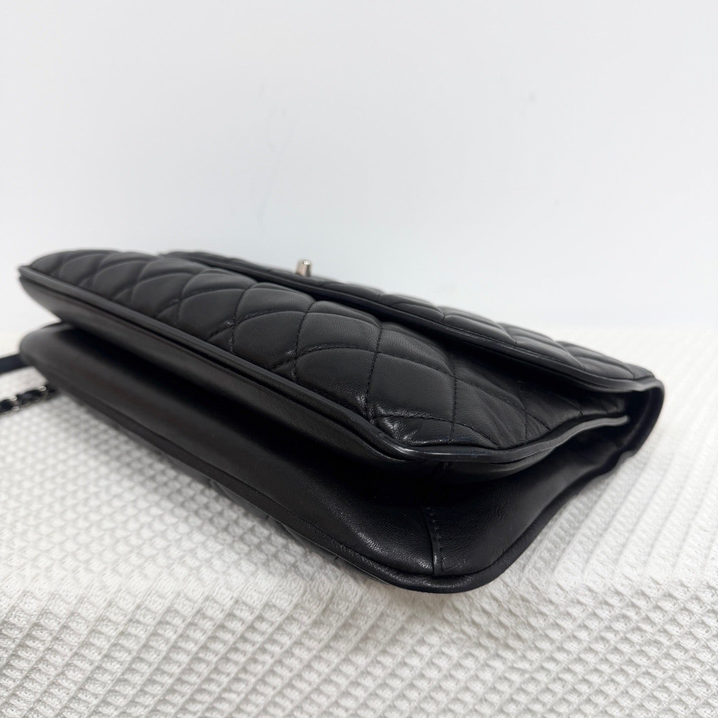 Chanel - CC Pumpkin Flap Bag - Leather - Black - (large)