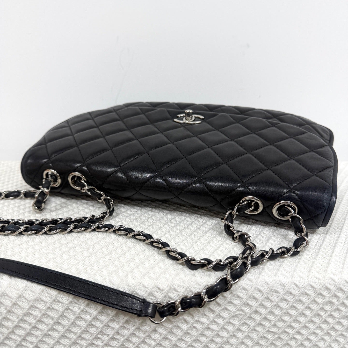Chanel - CC Pumpkin Flap Bag - Leather - Black - (large)