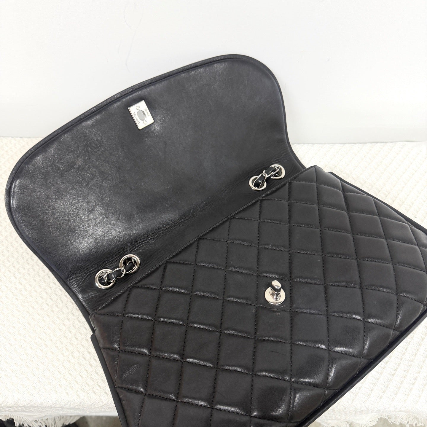 Chanel - CC Pumpkin Flap Bag - Leather - Black - (large)