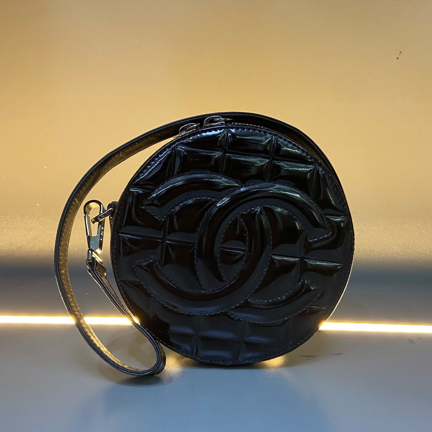 Chanel - CC Round Clutch - Patent leather - Black - (mini)