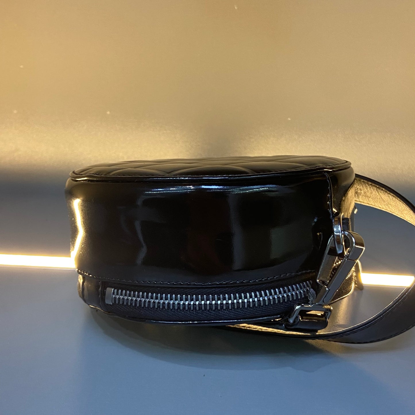 Chanel - CC Round Clutch - Patent leather - Black - (mini)