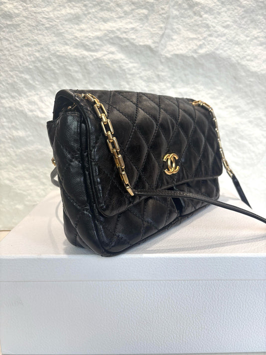 Chanel - CF Flap Bag - Leather - Black - (medium)