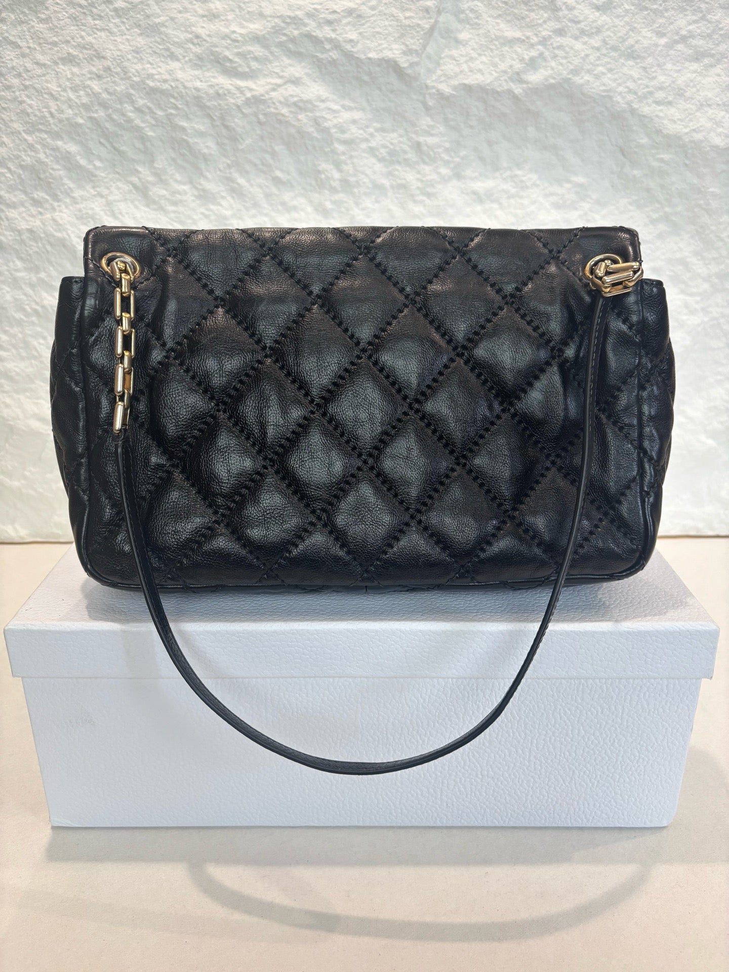 Chanel - CF Flap Bag - Leather - Black - (medium)