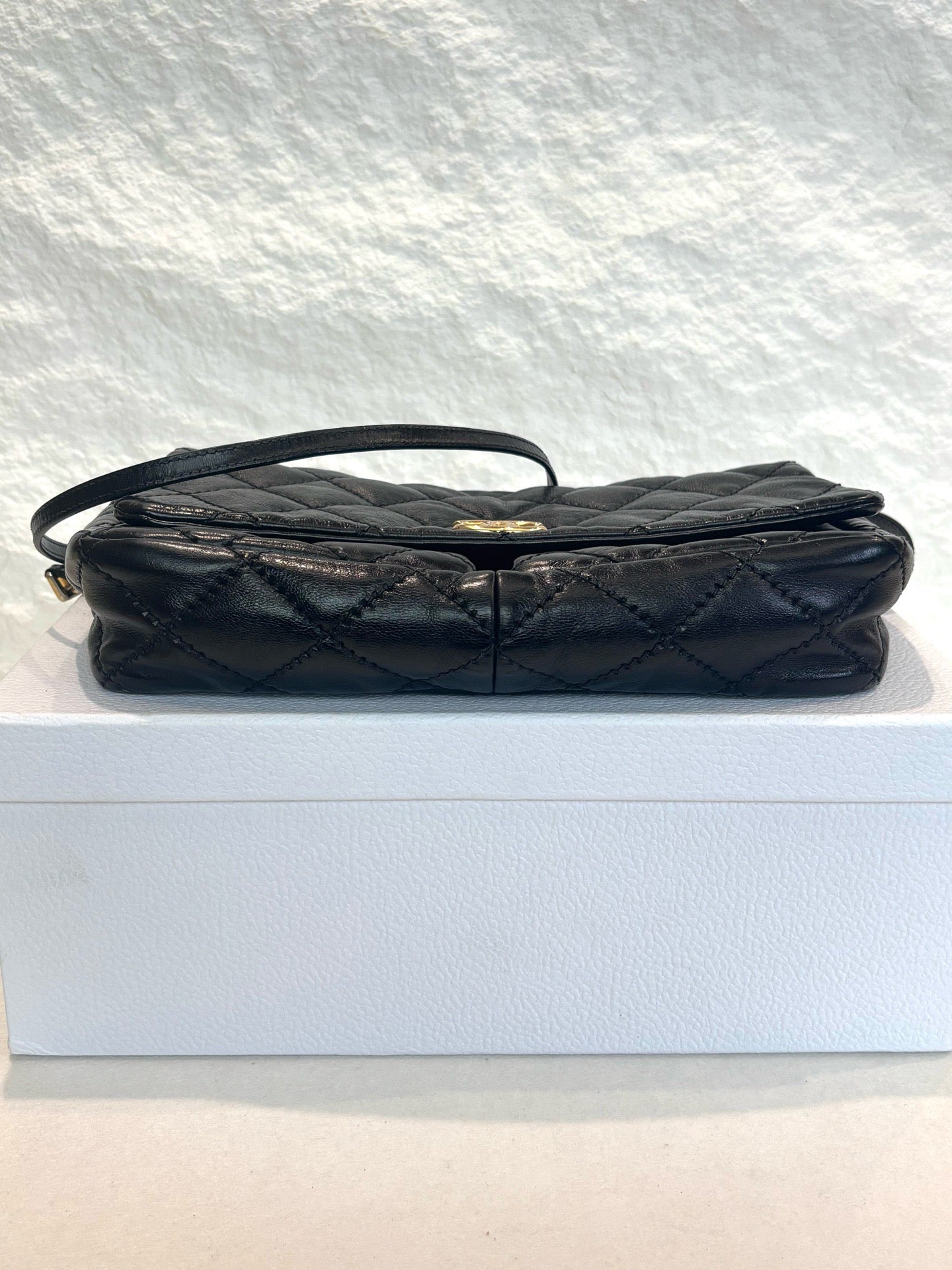 Chanel - CF Flap Bag - Leather - Black - (medium)