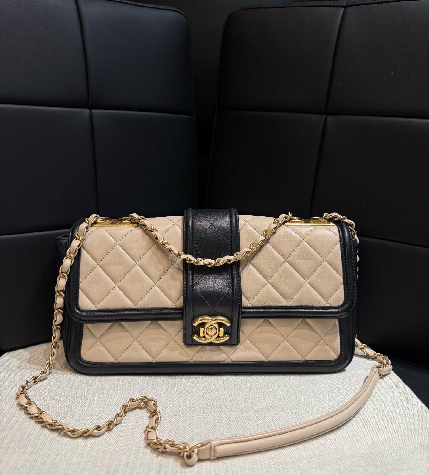 Chanel - CF - Leather - Beige - (medium)