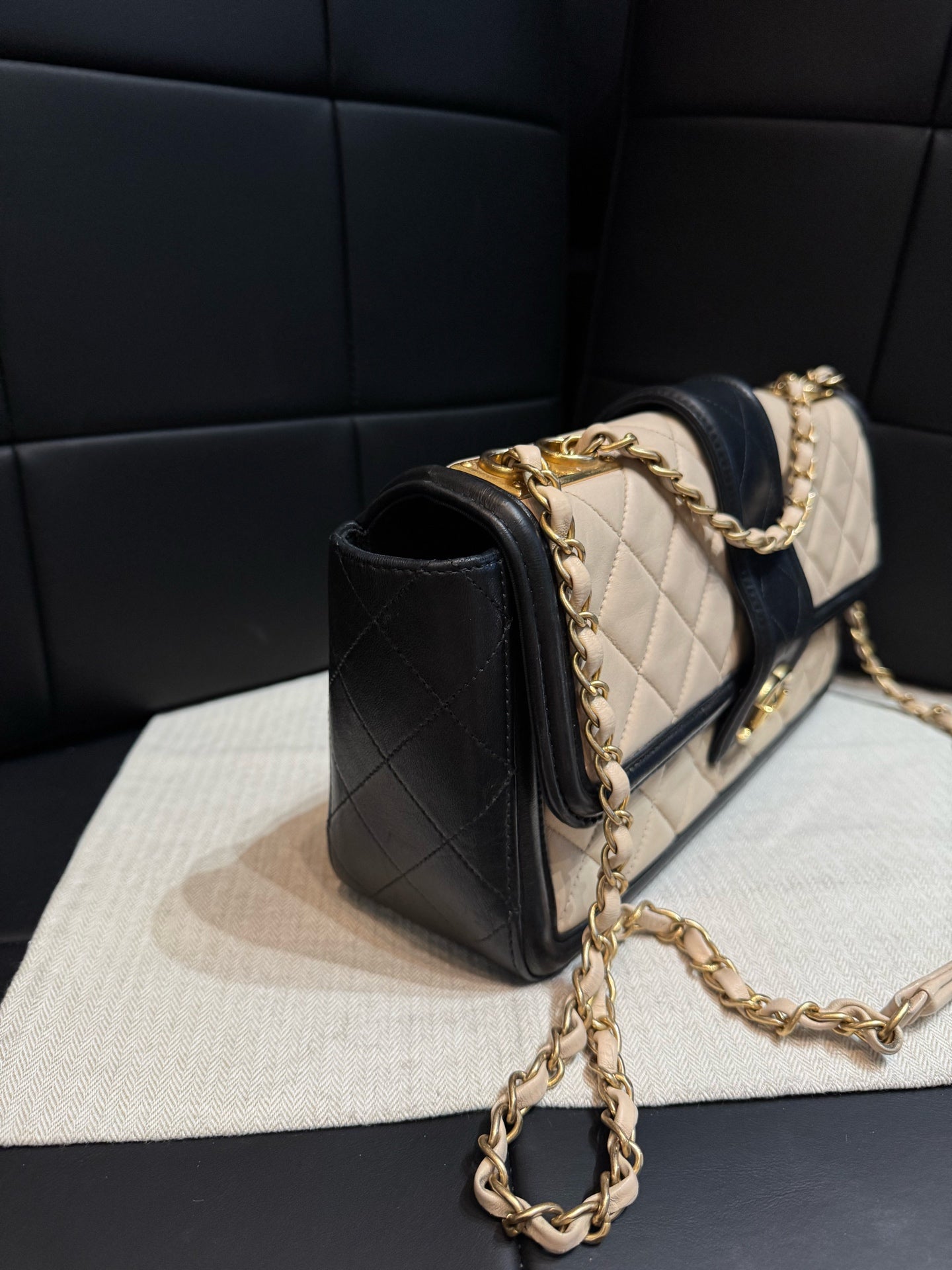 Chanel - CF - Leather - Beige - (medium)