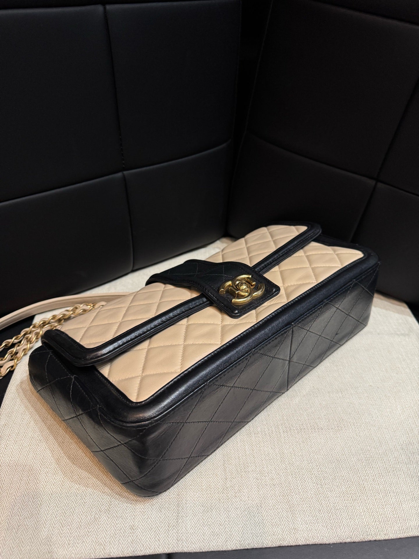 Chanel - CF - Leather - Beige - (medium)