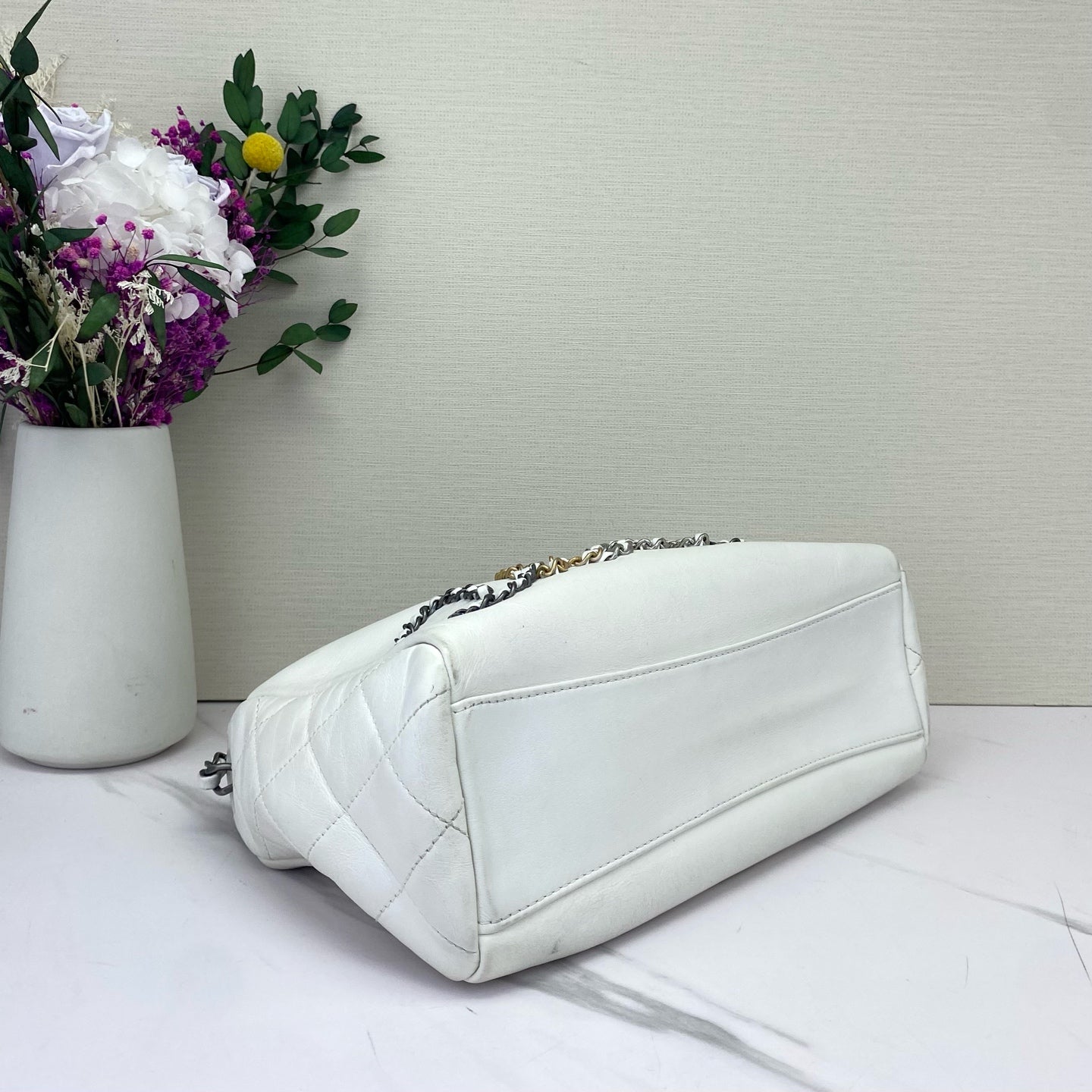 Chanel - Chain Signature - Leather - White - (medium)