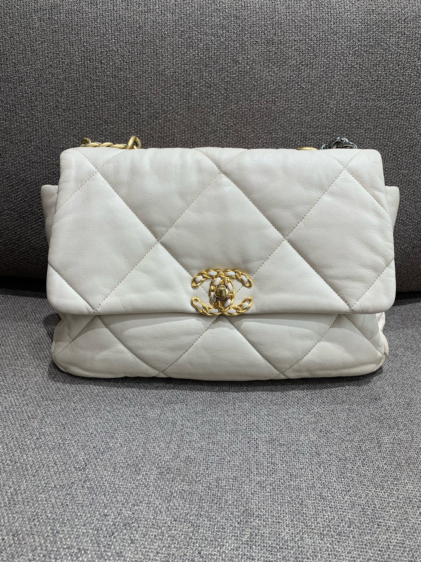 Chanel - Chanel 19 Handbag (AS1161 B04852 10601) - Lambskin leather - Beige - (Medium)