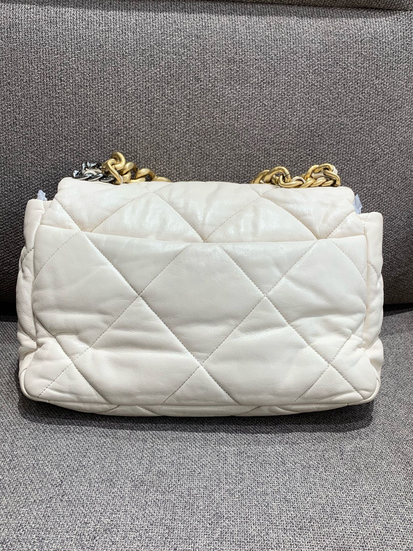 Chanel - Chanel 19 Handbag (AS1161 B04852 10601) - Lambskin leather - Beige - (Medium)