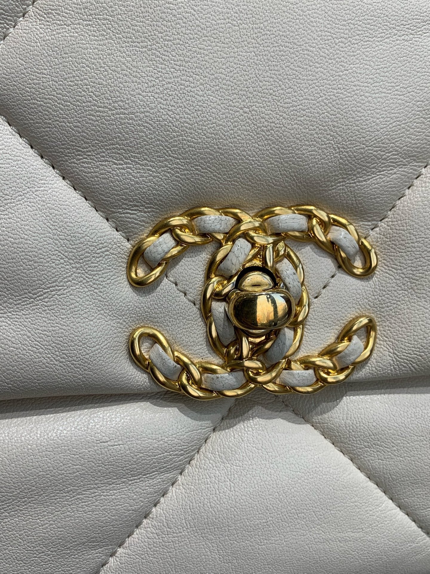 Chanel - Chanel 19 Handbag (AS1161 B04852 10601) - Lambskin leather - Beige - (Medium)