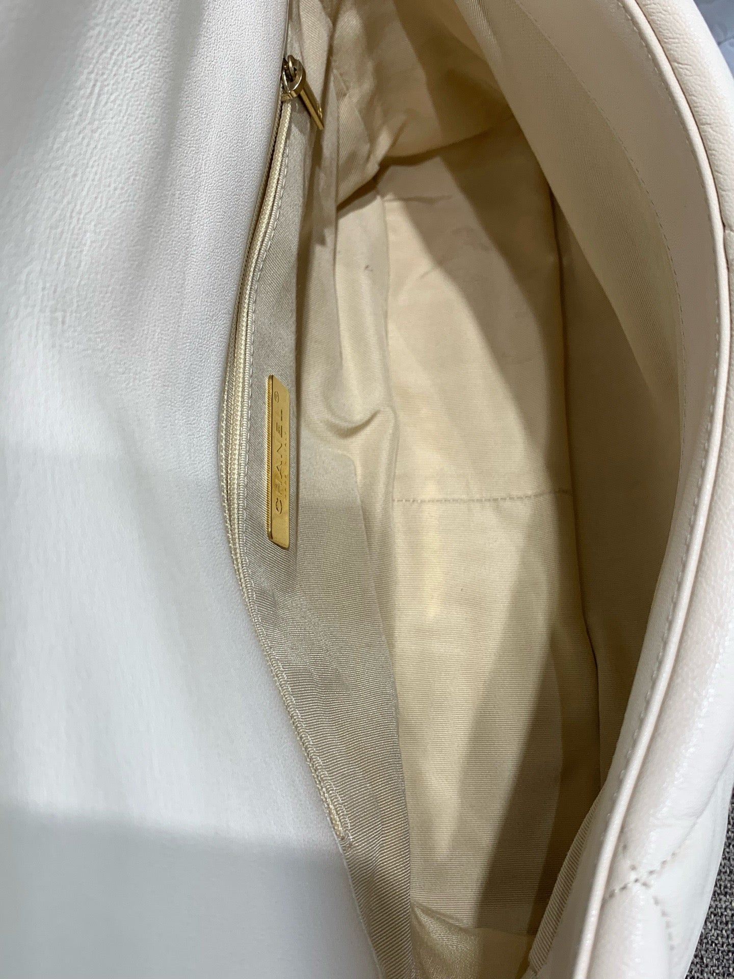 Chanel - Chanel 19 Handbag (AS1161 B04852 10601) - Lambskin leather - Beige - (Medium)
