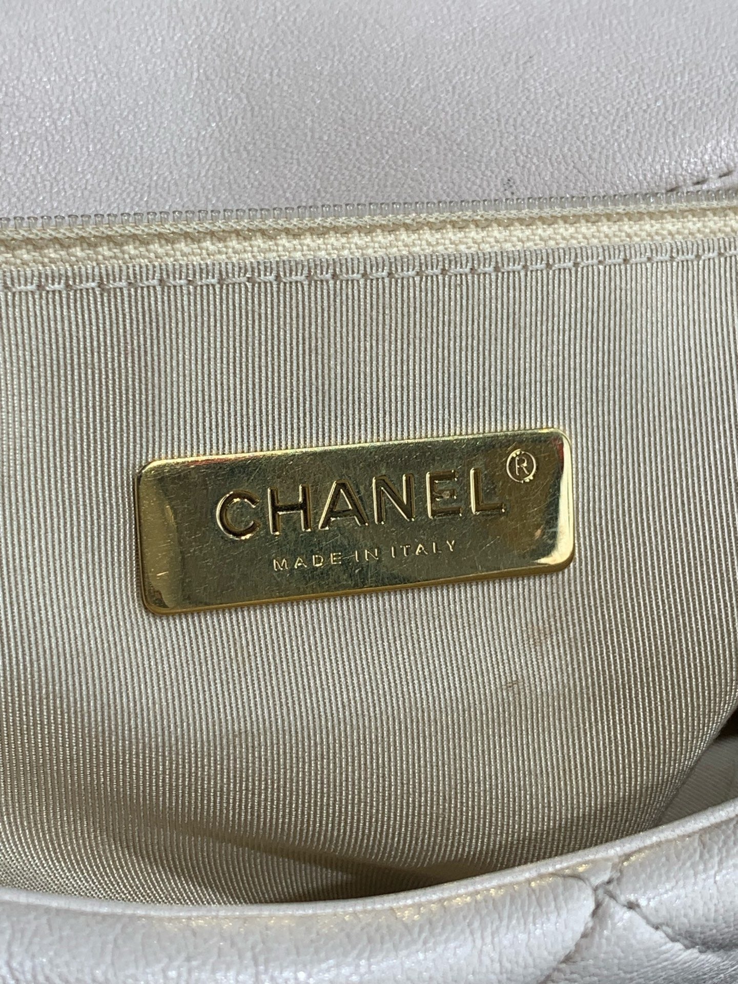 Chanel - Chanel 19 Handbag (AS1161 B04852 10601) - Lambskin leather - Beige - (Medium)