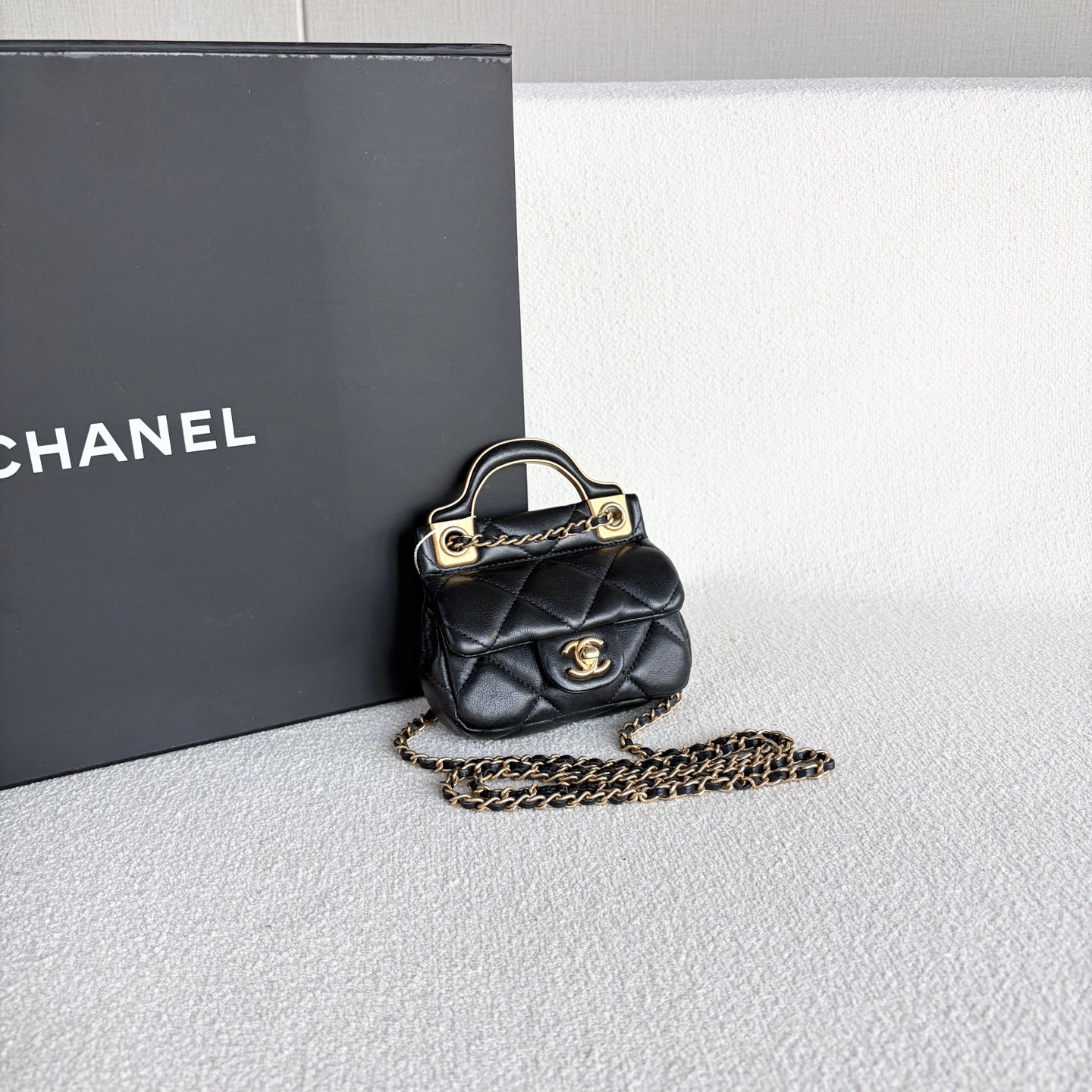 Chanel - Chanel 19 - Leather - Black - (mini)