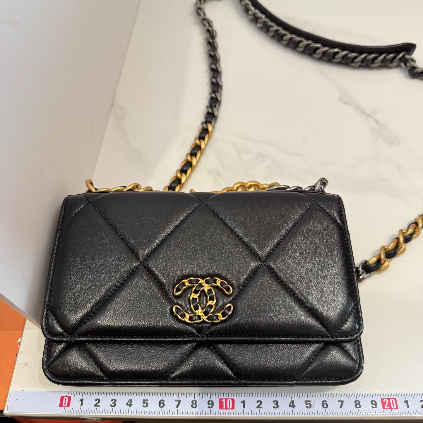 Chanel - Chanel 19 Wallet on Chain (WOC) 22P - Lambskin leather - Black - (mini)