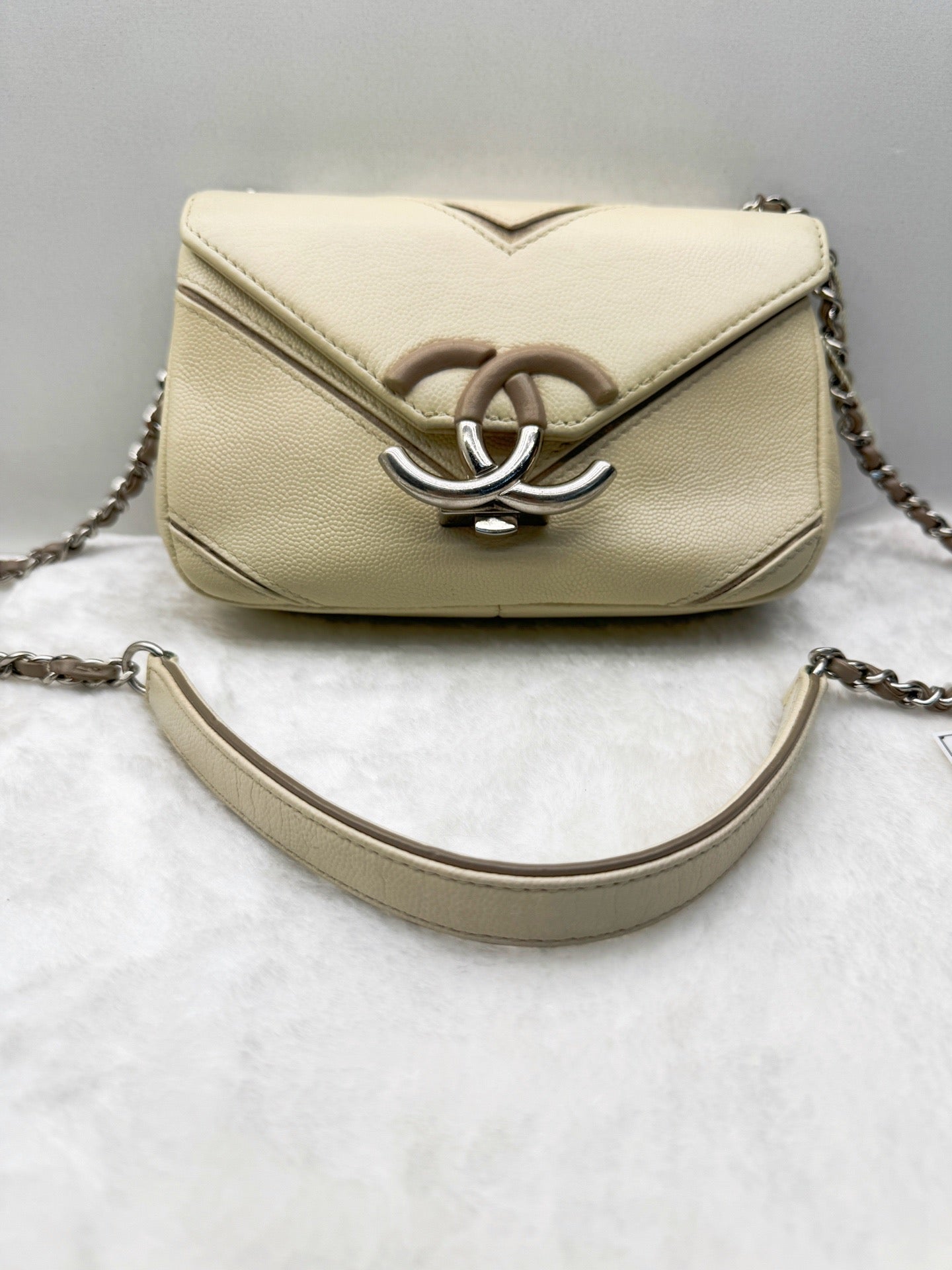 Chanel - Chanel 23 - Calfskin - Beige - (mini)