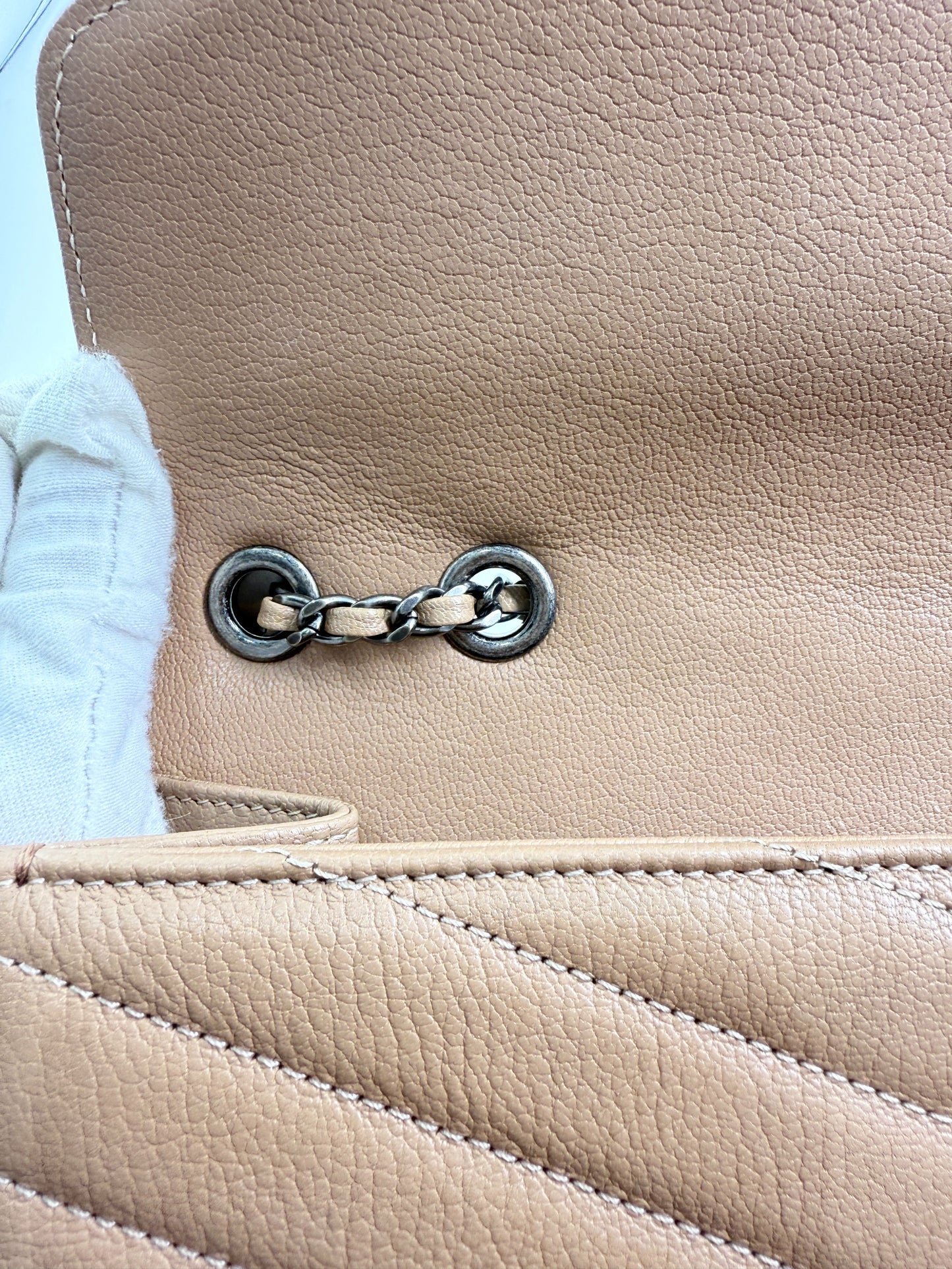 Chanel - Chevron Flap Bag - Pebbled cowhide leather - Beige - (Small)