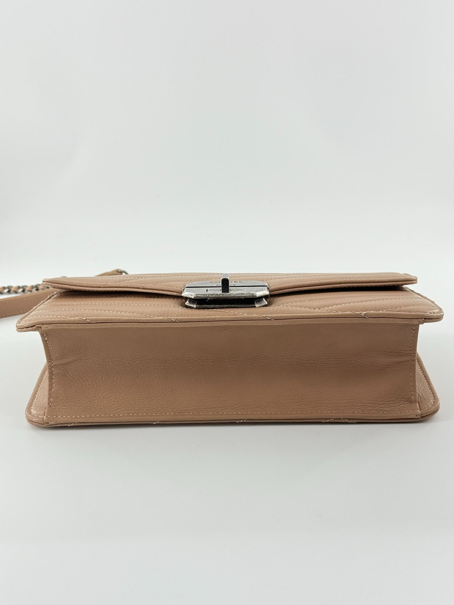 Chanel - Chevron Flap Bag - Pebbled cowhide leather - Beige - (Small)