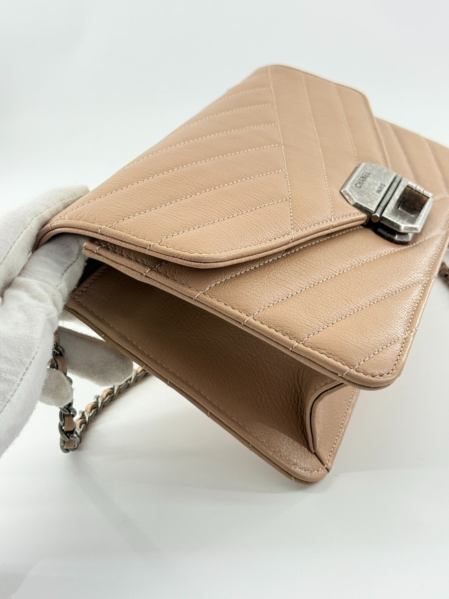 Chanel - Chevron Flap Bag - Pebbled cowhide leather - Beige - (Small)