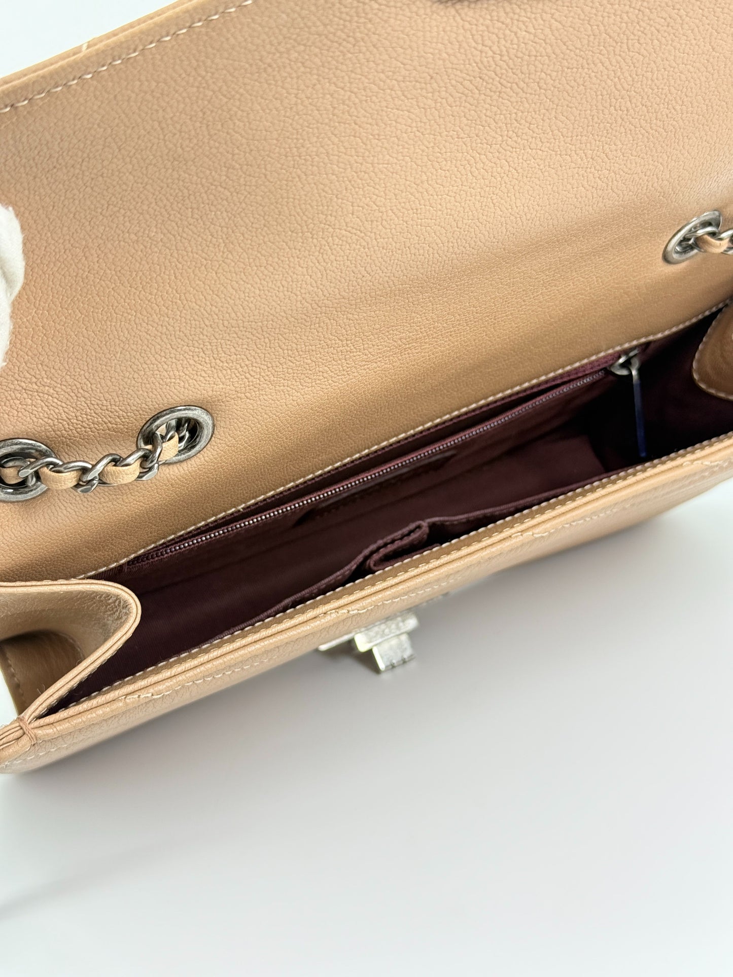 Chanel - Chevron Flap Bag - Pebbled cowhide leather - Beige - (Small)