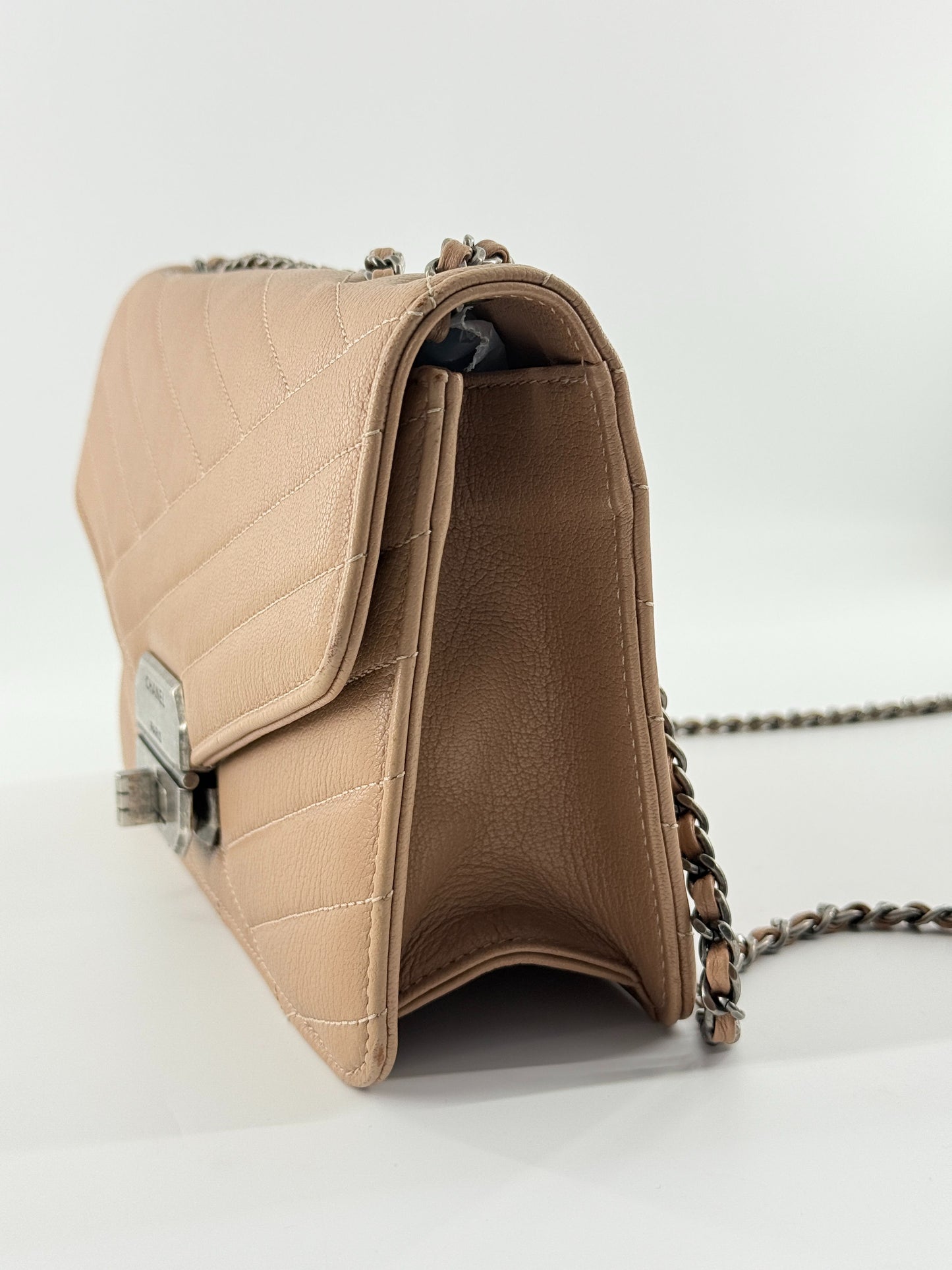 Chanel - Chevron Flap Bag - Pebbled cowhide leather - Beige - (Small)