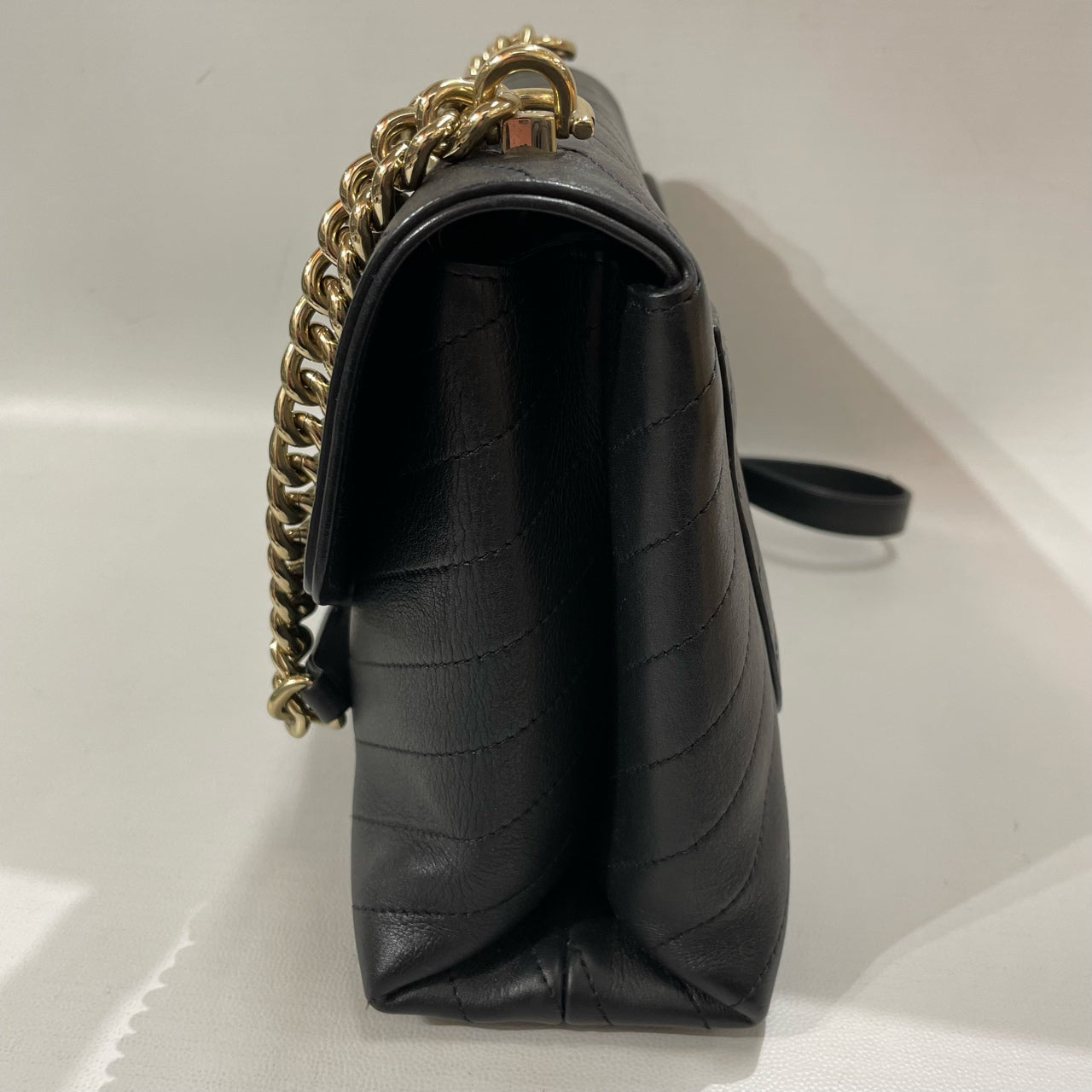 Chanel - Chevron Quilted Flap Bag - Grained cowhide leather - Black with Gold-Tone Hardware - (Medium)