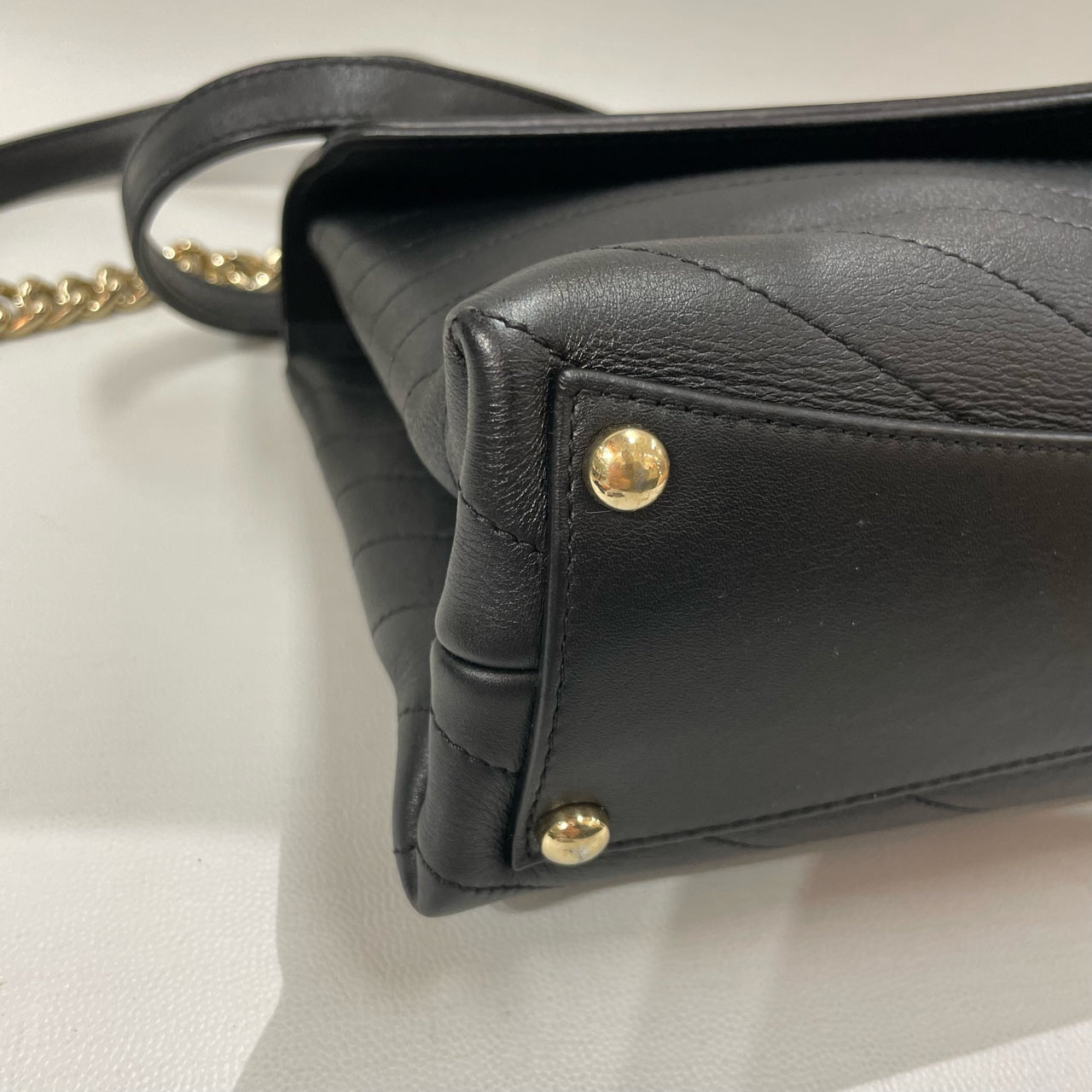 Chanel - Chevron Quilted Flap Bag - Grained cowhide leather - Black with Gold-Tone Hardware - (Medium)