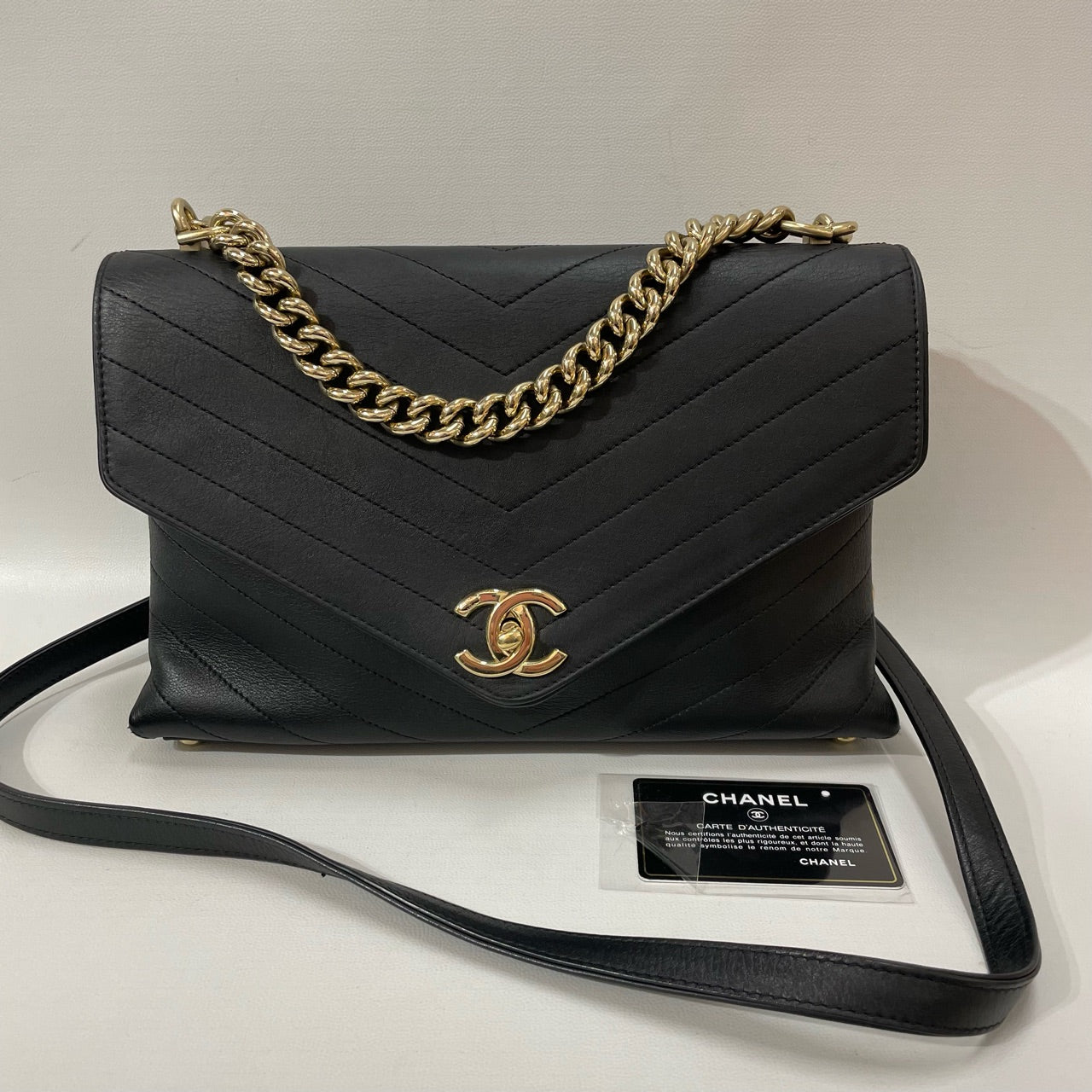 Chanel - Chevron Quilted Flap Bag - Grained cowhide leather - Black with Gold-Tone Hardware - (Medium)