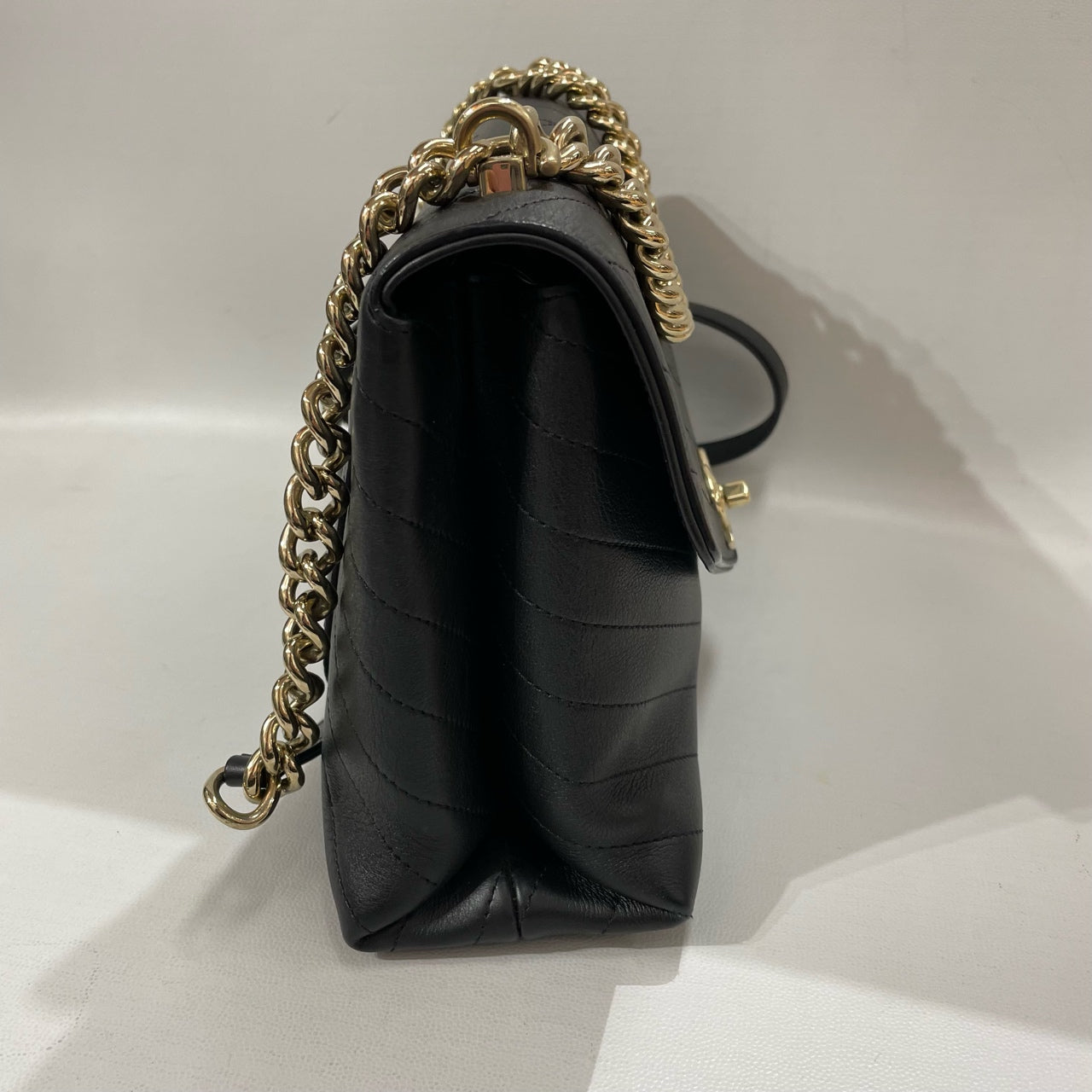 Chanel - Chevron Quilted Flap Bag - Grained cowhide leather - Black with Gold-Tone Hardware - (Medium)