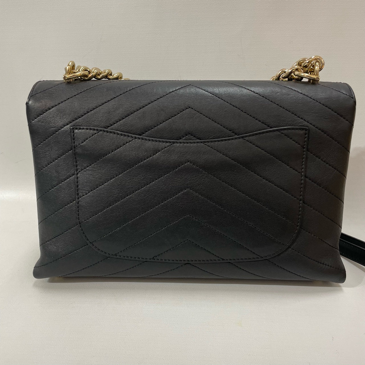 Chanel - Chevron Quilted Flap Bag - Grained cowhide leather - Black with Gold-Tone Hardware - (Medium)