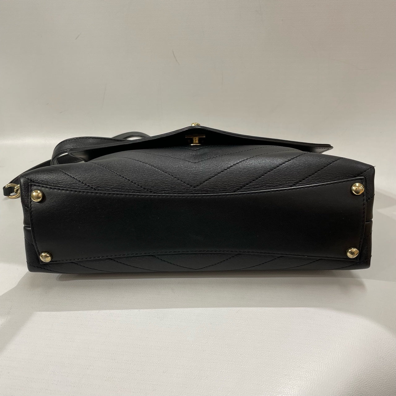 Chanel - Chevron Quilted Flap Bag - Grained cowhide leather - Black with Gold-Tone Hardware - (Medium)