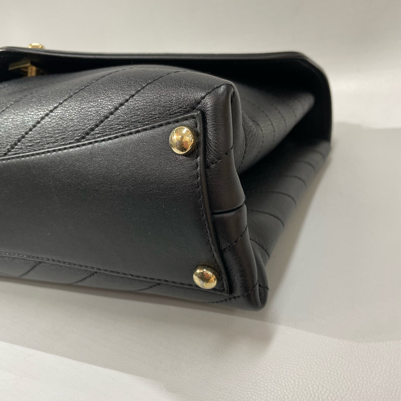 Chanel - Chevron Quilted Flap Bag - Grained cowhide leather - Black with Gold-Tone Hardware - (Medium)