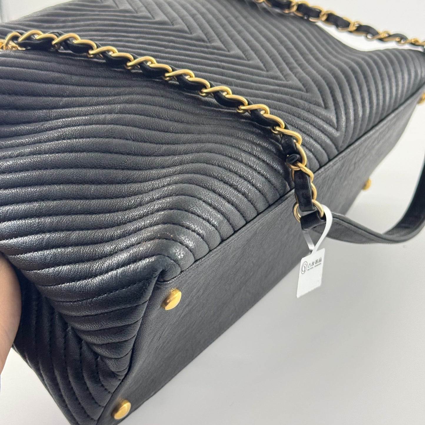 Chanel - Chevron Quilted Tote Bag - Lambskin leather - Black - (Medium)