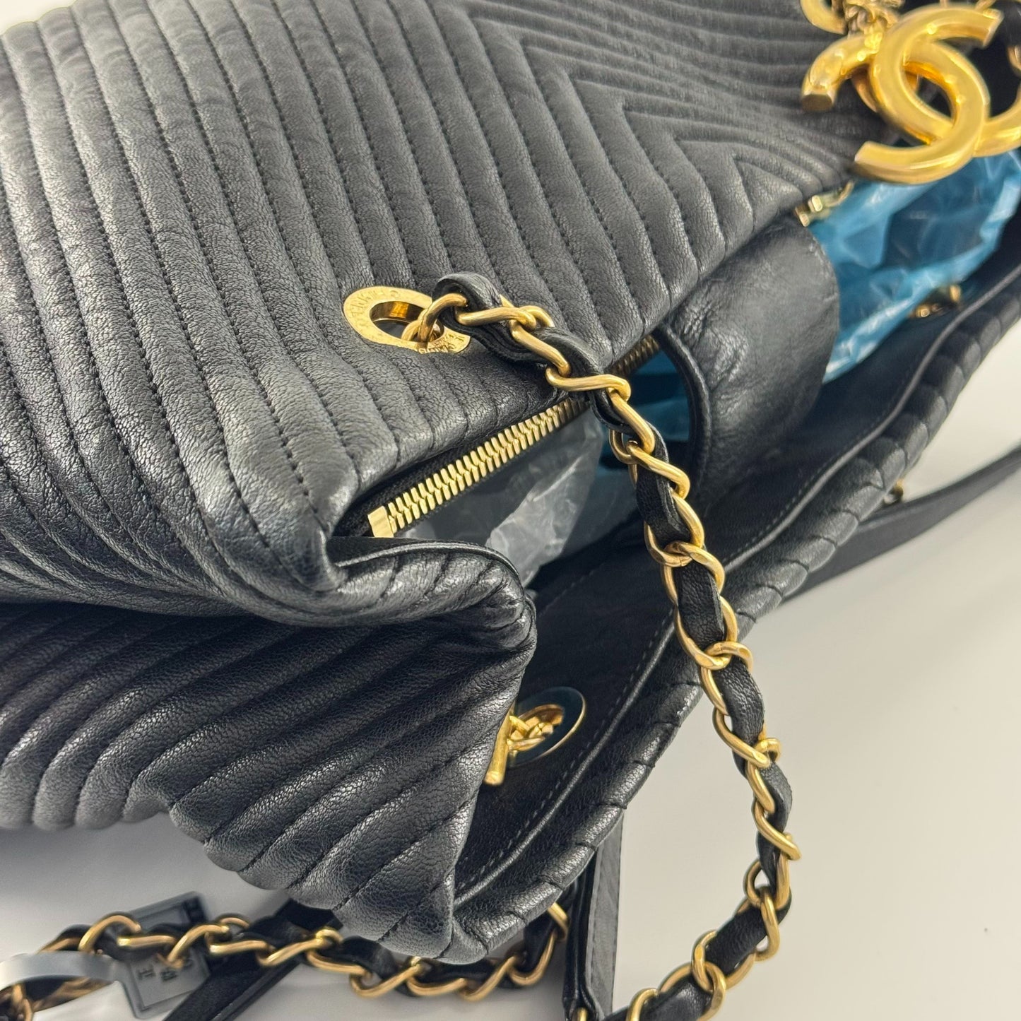 Chanel - Chevron Quilted Tote Bag - Lambskin leather - Black - (Medium)