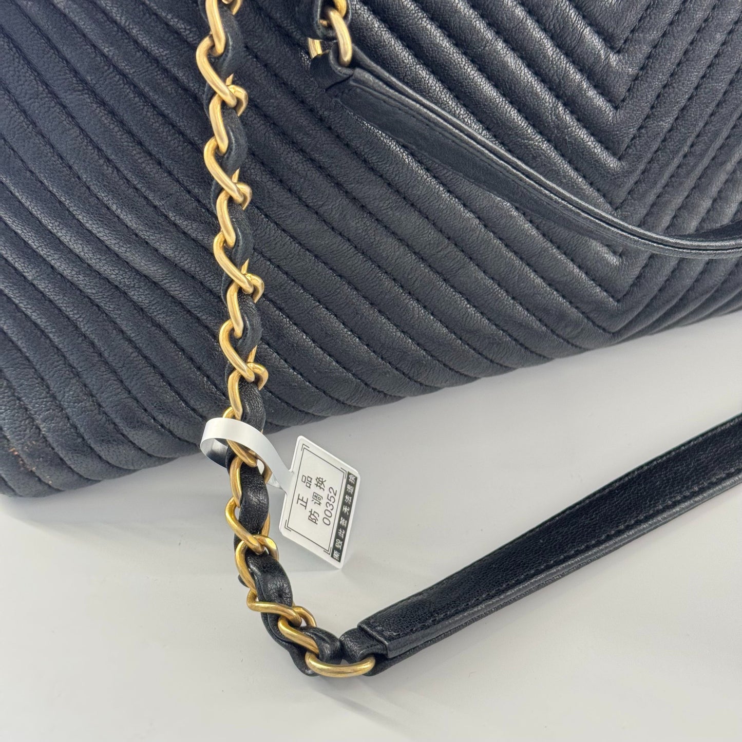 Chanel - Chevron Quilted Tote Bag - Lambskin leather - Black - (Medium)