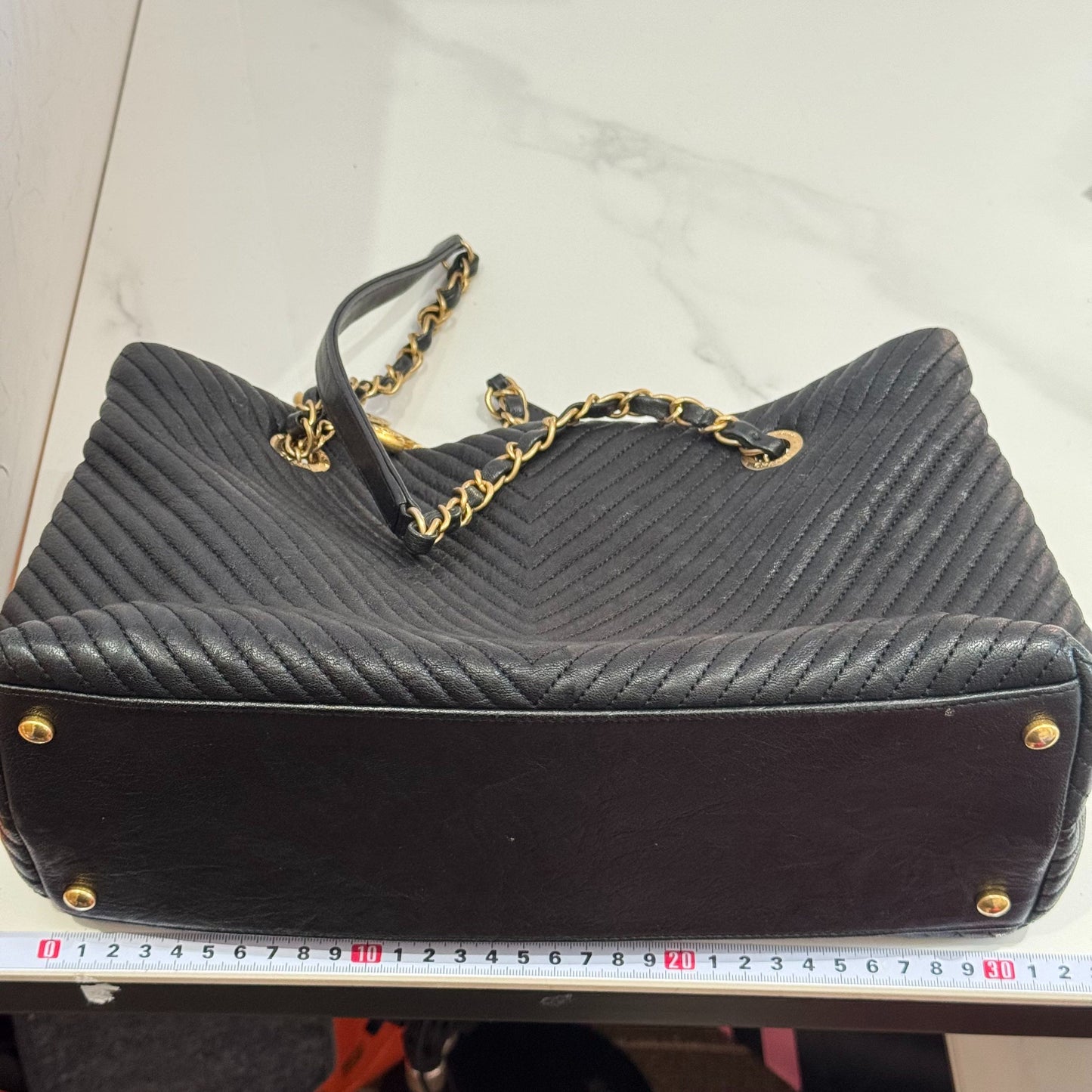Chanel - Chevron Quilted Tote Bag - Lambskin leather - Black - (Medium)