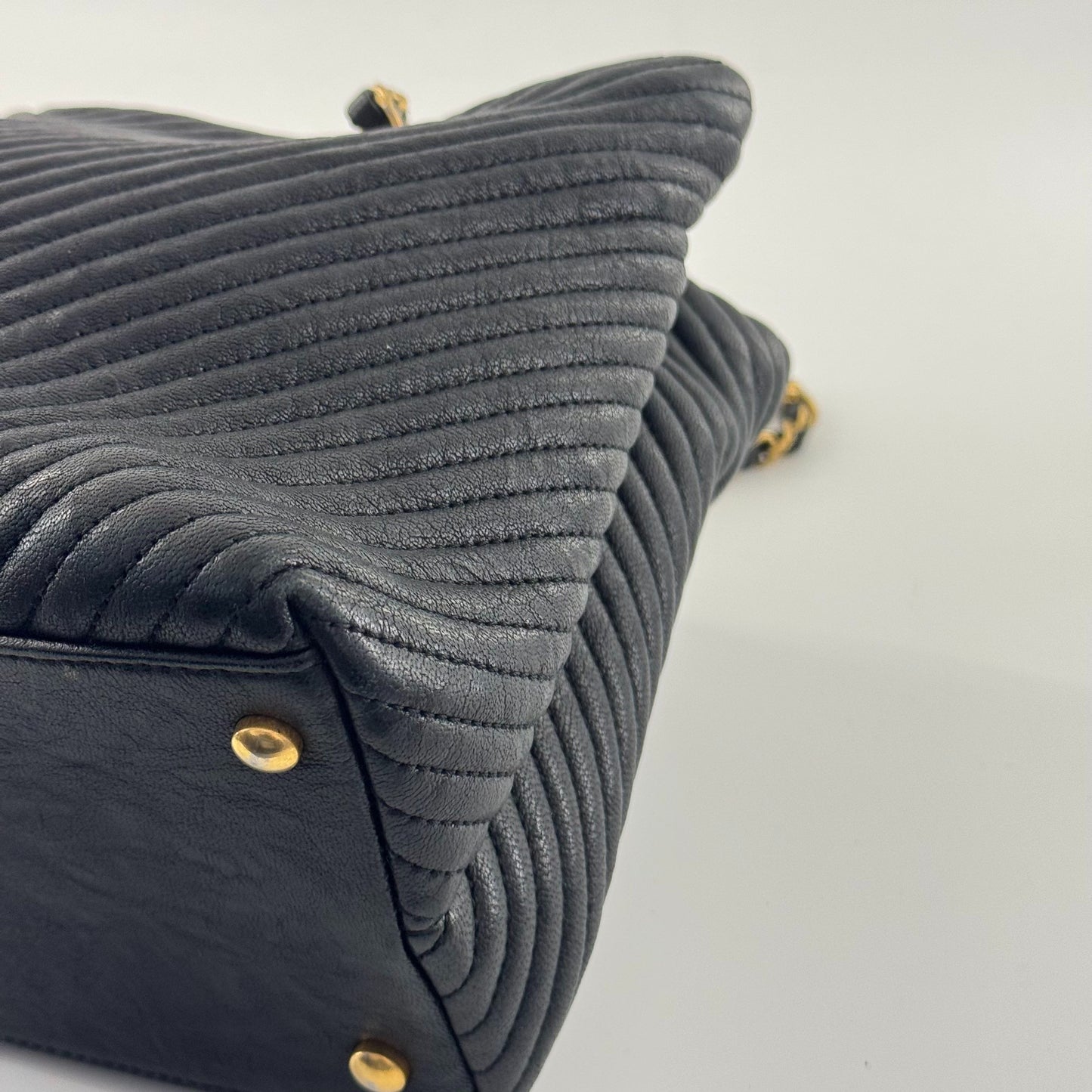 Chanel - Chevron Quilted Tote Bag - Lambskin leather - Black - (Medium)