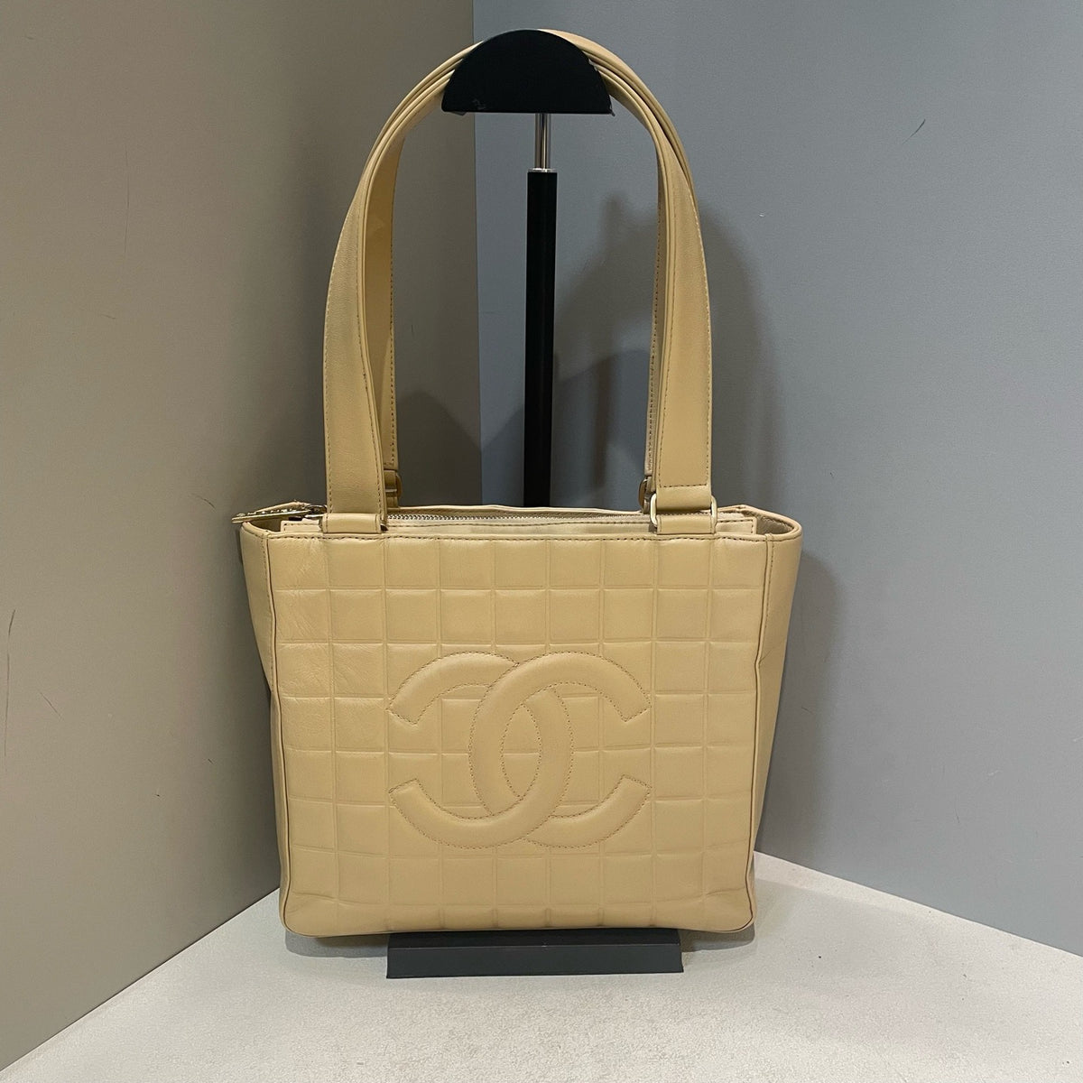 Chanel - Chocolate Bar - Leather - Beige - (Medium)