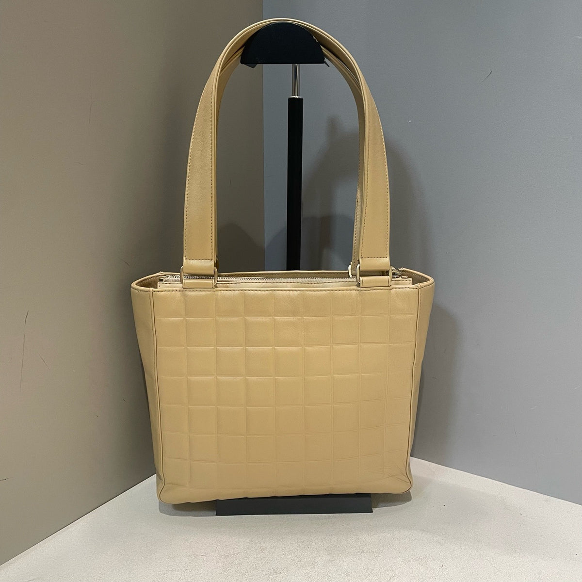 Chanel - Chocolate Bar - Leather - Beige - (Medium)