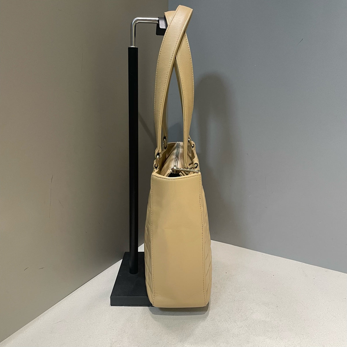 Chanel - Chocolate Bar - Leather - Beige - (Medium)