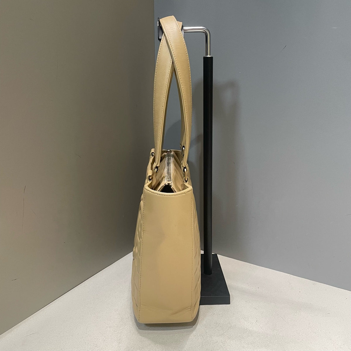 Chanel - Chocolate Bar - Leather - Beige - (Medium)
