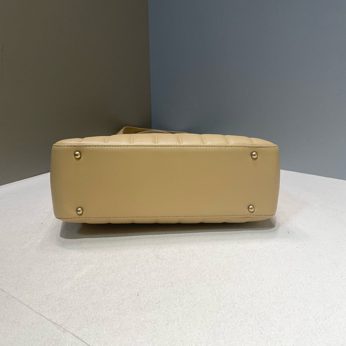 Chanel - Chocolate Bar - Leather - Beige - (Medium)