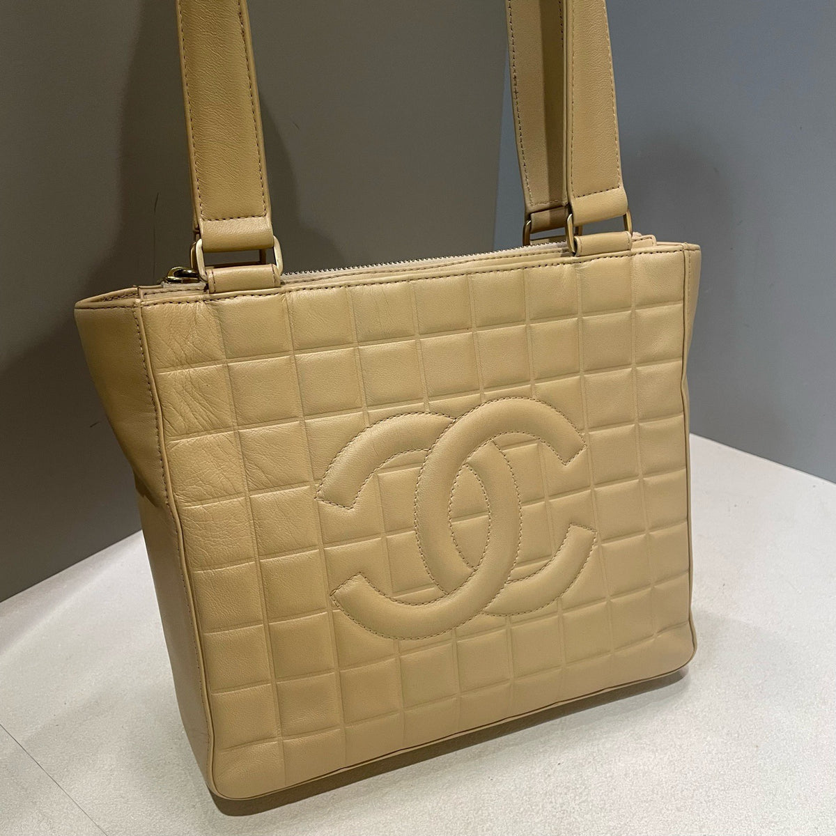 Chanel - Chocolate Bar - Leather - Beige - (Medium)